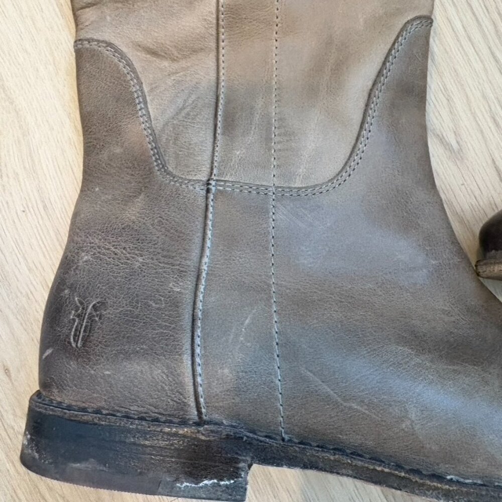 ** FRYE 77534 Paige Tall Boots Sz 5.5 Riding Taupe Leather Motorcycle Distressed - Picture 3 of 10